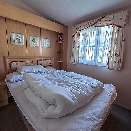 8 Berth Caravan With Decking To Hire At Naze Marine In Essex Ref 17045Nm Walton-on-the-Naze Exterior foto