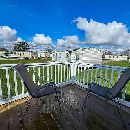 8 Berth Caravan With Decking To Hire At Naze Marine In Essex Ref 17045Nm Walton-on-the-Naze Exterior foto