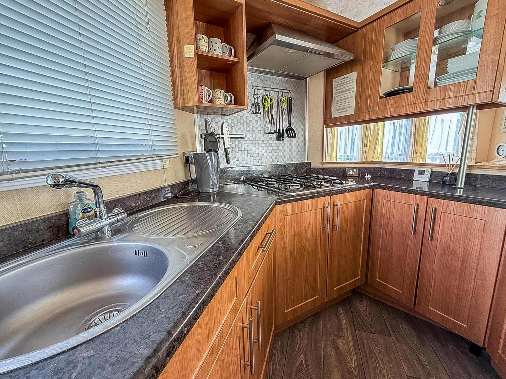 8 Berth Caravan With Decking To Hire At Naze Marine In Essex Ref 17045Nm Walton-on-the-Naze Exterior foto