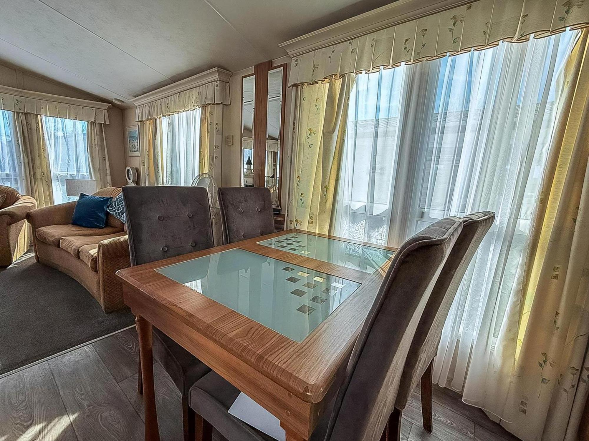 8 Berth Caravan With Decking To Hire At Naze Marine In Essex Ref 17045Nm Walton-on-the-Naze Exterior foto